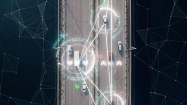 4k 无人驾驶或自主汽车的鸟图。经过高速公路的车辆。显示板号、限速和 Id 号。未来的交通。人工智能。自驾游.